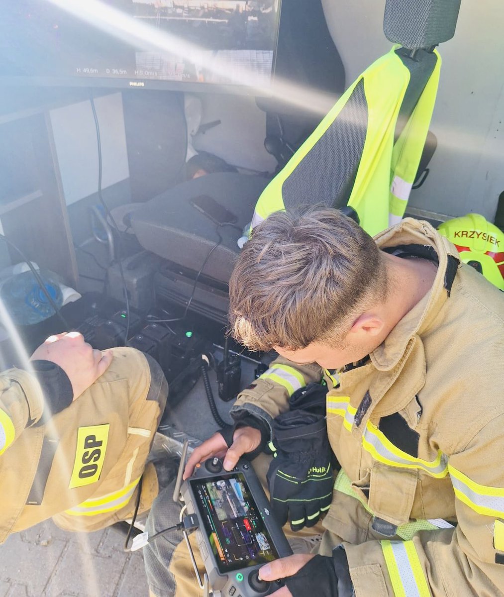 KMPSPLomza's tweet photo. 🔥 Akcja gaśnicza nadal trwa. 

Pożar zakwalifikowano jako bardzo duży.

🚒 Dzięki sprawnym działaniom strażaków uratowano 3 budynki mieszkalne i 2 gospodarcze🏠
Ewakuowano 14 osób oraz 3 psy. Na szczęście nikt nie ucierpiał.

👏 Dziękujemy wszystkim służbom za zaangażowanie. https://t.co/qJJlPJaQR0