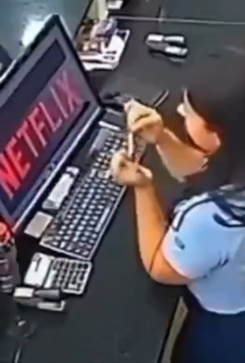 gotchastyle's tweet photo. @Brink_Thinker I’ve rarely seen someone be this literal when it comes to watching Netflix 🙄 https://t.co/7tr7S9jW6x