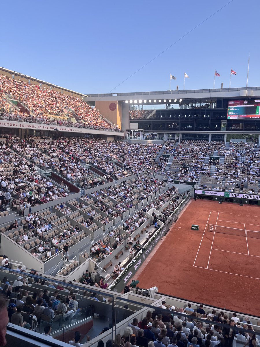 gaetanemeslin's tweet photo. Des loges vides pour un match 100% français alors que des milliers de fans rêvent de venir à #rolandgarros2026 https://t.co/mE1ad6ehjJ