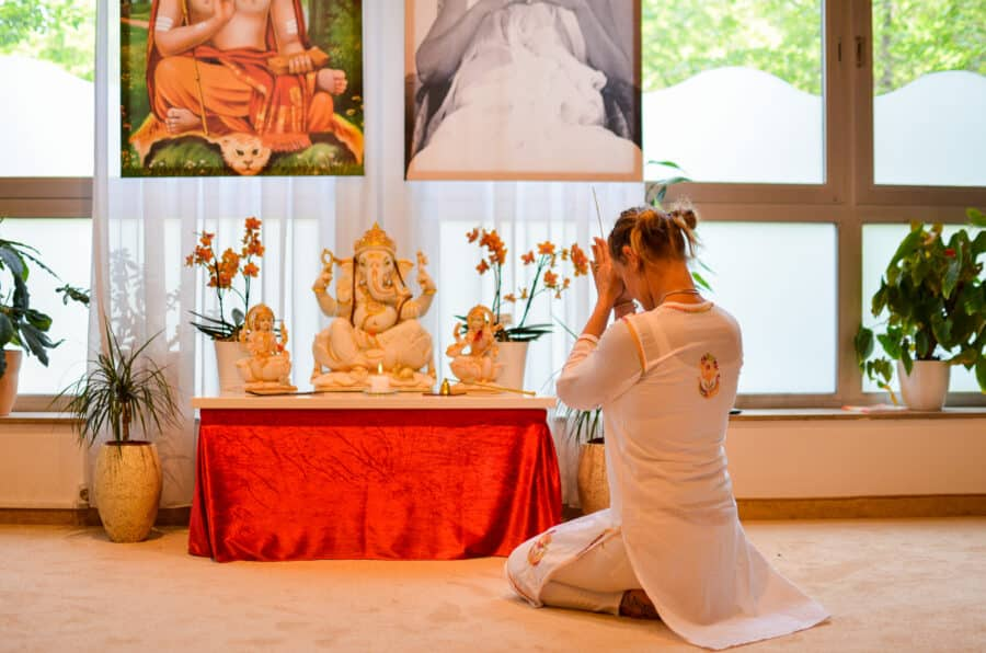 Volker216's tweet photo. Darshan bedeutet, eine Gottheit oder einen heiligen Menschen bewusst zu schauen – und sich zugleich vom Göttlichen gesehen zu fühlen.
#IDY #HindusinDeutschland #Weltyogatag #Darshan https://t.co/wG9TXkwfCP