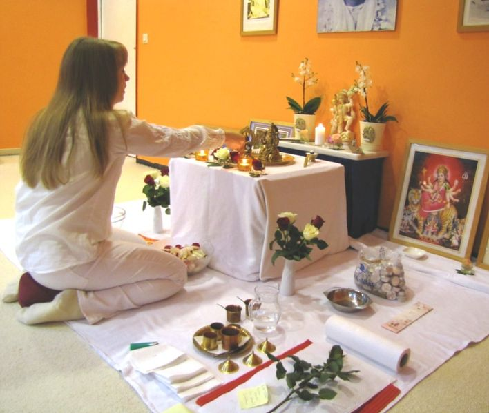 Volker216's tweet photo. In vielen Pujas werden Blumen dargebracht. Blumen symbolisieren Reinheit, Schönheit und die Hingabe des Herzens.
#IDY #HindusinDeutschland #Weltyogatag #Bhakti https://t.co/1lgesX4Wxe