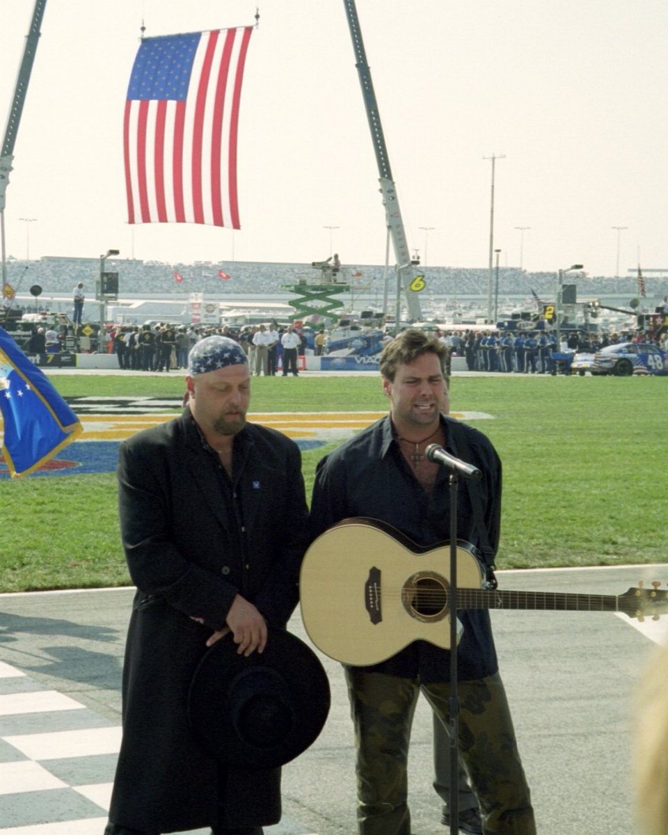 mgunderground's tweet photo. Honoring those who gave everything so we could have everything. Thank you. 🇺🇸 https://t.co/1x2xv6GbiV