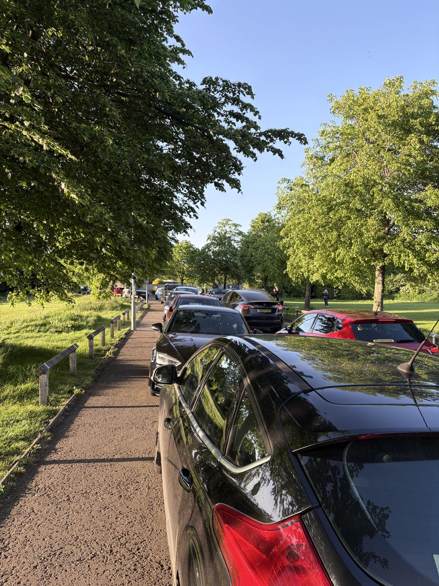 PidginPosting's tweet photo. Amazingly bad parking and driving at Gyle Park. Big queue of people trying to drive past from each direction and no-one is giving ground. Lots of angry people beeping their horns at each other. https://t.co/AXu1nThkyx