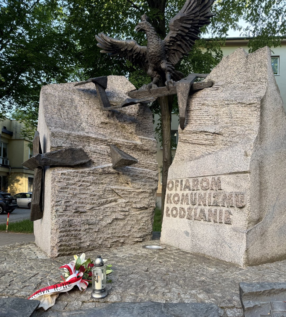 Jacek548's tweet photo. 78 lat temu, 25 maja 1948 roku, komuniści zamordowali Witolda Pileckiego. Człowieka, który wykonał rozkaz pójścia do Auschwitz by zorganizować ruch oporu i przekazać światu prawdę o niemieckich zbrodniach.

Po wojnie nie złożył broni. Kontynuował działalność konspiracyjną, za co został aresztowany, brutalnie torturowany i skazany w pokazowym procesie przez komunistyczny aparat terroru.

Wyrok śmierci wykonano strzałem w tył głowy w więzieniu mokotowskim. Ciała do dzisiaj nie odnaleziono.

Prokuratorem w tej sprawie był Czesław Łapiński, a przewodniczącym składu sędziowskiego Jan Hryckowian.

„Mnie tutaj wykończyli. Oświęcim to była igraszka...”

Cześć i chwała Bohaterom.