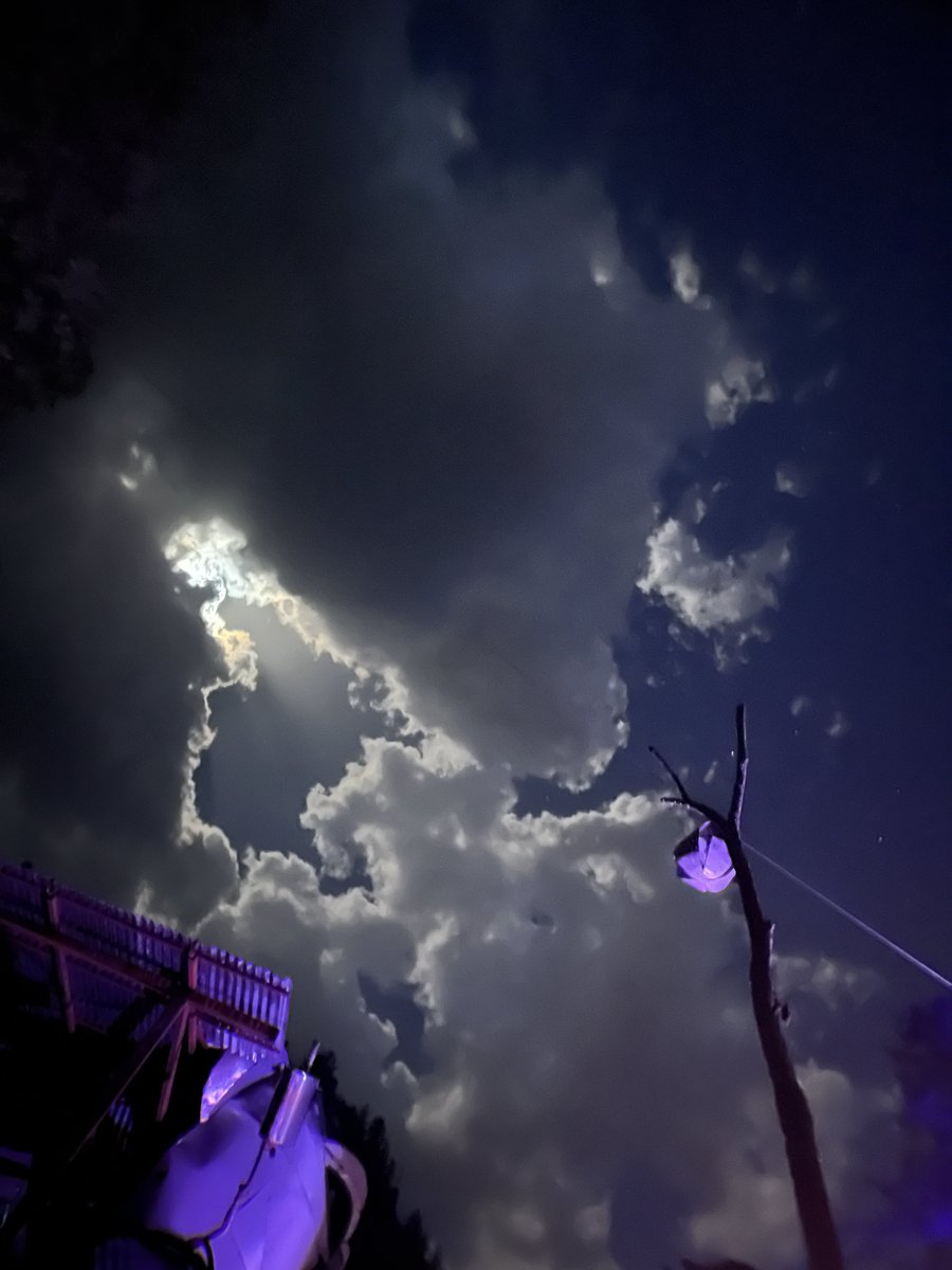 maronman's tweet photo. 今この瞬間200vで感電しながらDJするの今までに無い刺激と緊張感⚡️
カソールフルパワー🕉️🐒🙏 https://t.co/3qdnnH9Hi2
