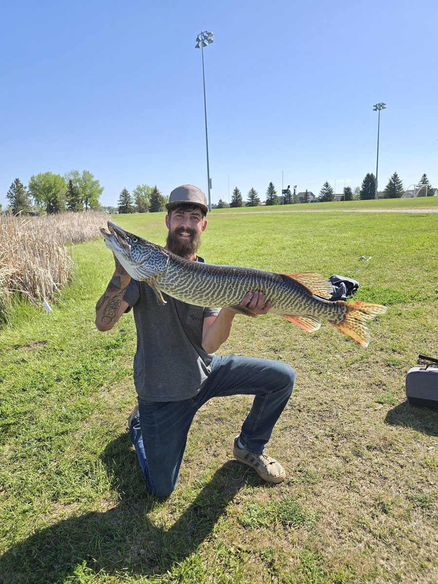 steven16mtb's tweet photo. Smack dab in the center of gillette, wy. The fishing lake. A true monster. I didnt catch this guy buy im sure happy i got to hold it https://t.co/v8GMPjmHJn