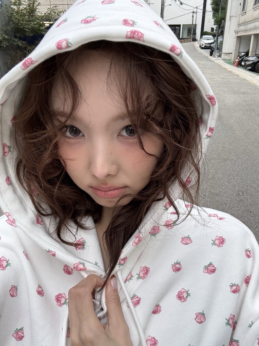 twnycute922's tweet photo. 나연 추천(?) 돈 들어오는 배경화면 셀카 사진 https://t.co/UHytWWRH0z