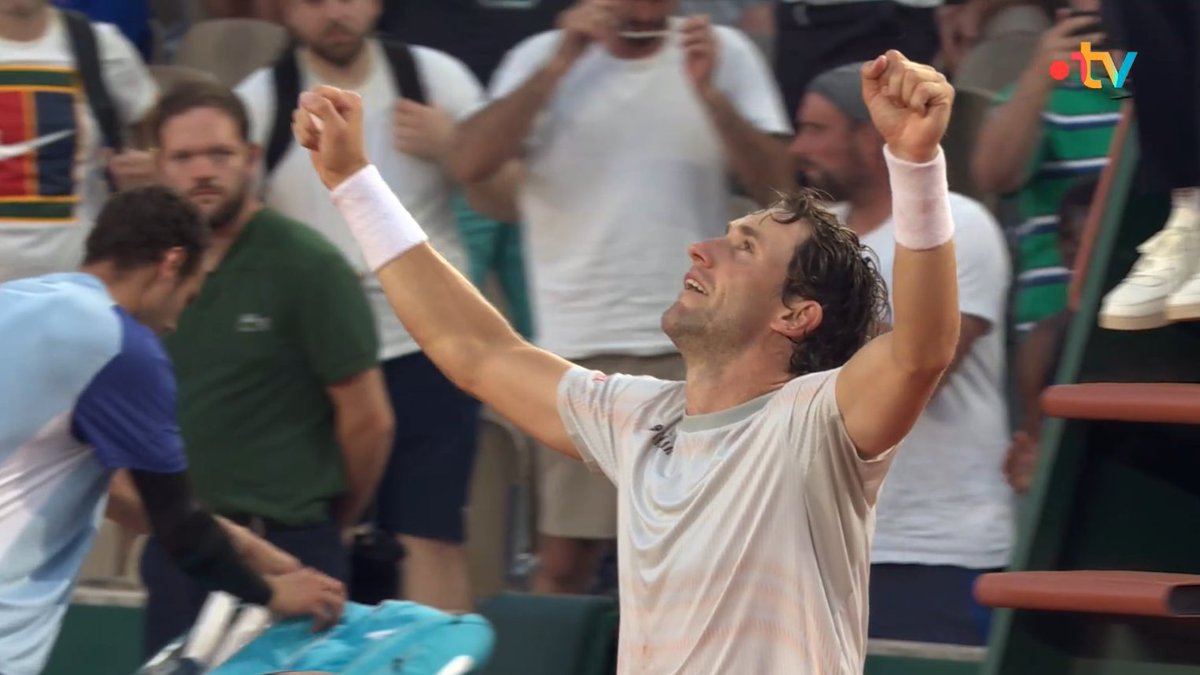 TennisLegende's tweet photo. Match de fou ! 

- Casper Ruud a eu 2 balles de match à 5-2 au troisième set.
- Puis 3 balles de match à 5-3, 40-0 au troisième set.
- Avant de perdre 7-5 et de prendre un énorme coup de chaud.
- Il était à l'agonie dans le 4e set. Il ne bougeait plus, ne jouait plus un point.
- Puis Roman Safiullin se blesse à 5-0 au quatrième set et appelle le kiné. 
- Casper Ruud en profite pour récupérer un peu. Il perd 6-0 et les deux joueurs sortent du court à la fin du quatrième set.
- Le Norvégien arrive à faire baisser sa température. Le Russe est un peu diminué au 5e set et Ruud s'impose 6-2.
