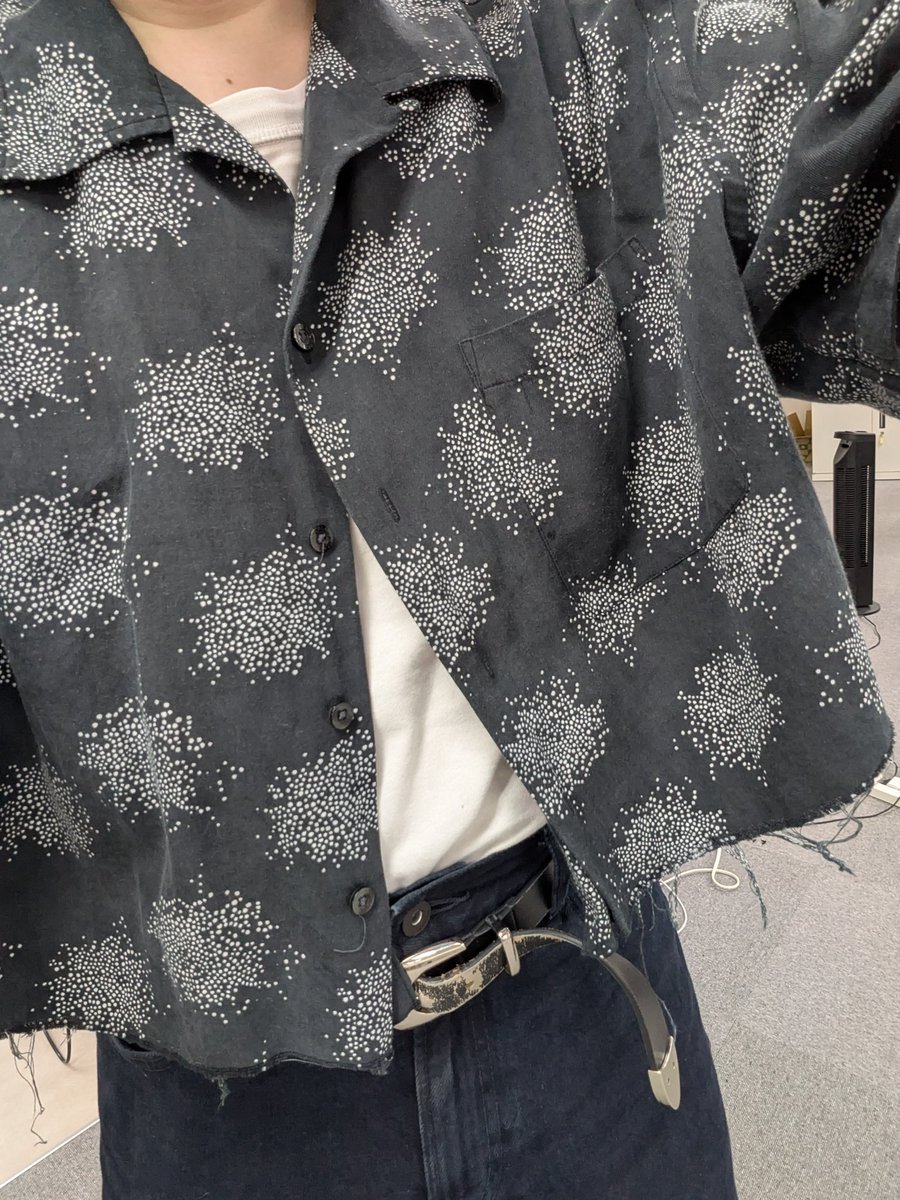 mappo_sing's tweet photo. このシャツ切れてるから古着屋で400円だったんだけど、切りっぱなしな感じがいいし、シルク混でめっちゃ肌触りいいんだけど！！
神か https://t.co/q5VO1dCu1Z