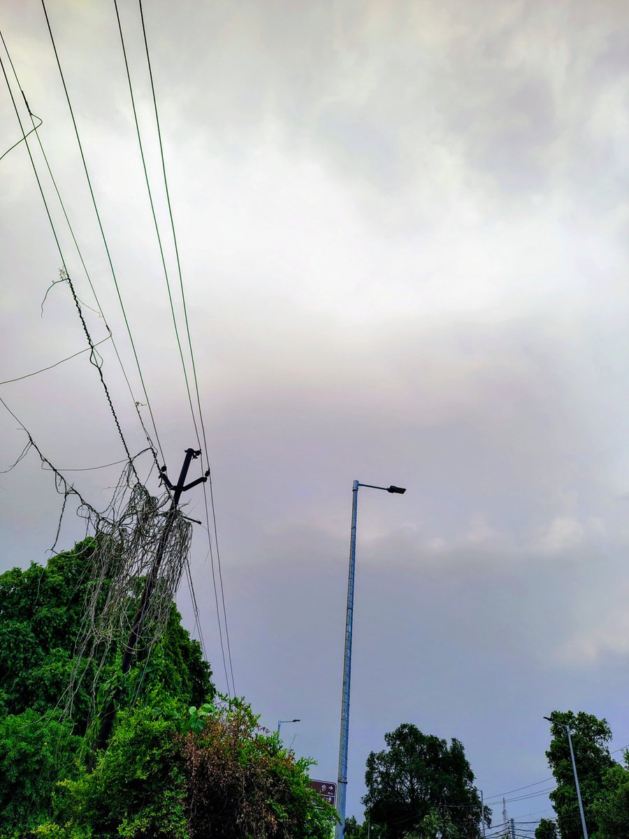 current_wallah's tweet photo. तपती हुई शाम में थोड़ी सी बारिश.,) ⛈️☺️

#rain https://t.co/JUJEMW2XXi