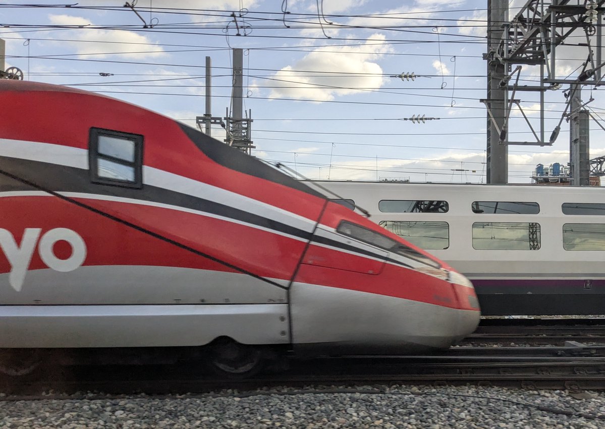 Unoscuantostre1's tweet photo. Frecciarossa de @iryo_eu en Madrid. #tren #ferrocarril #Iryo #Madrid https://t.co/xxIY30WP4t