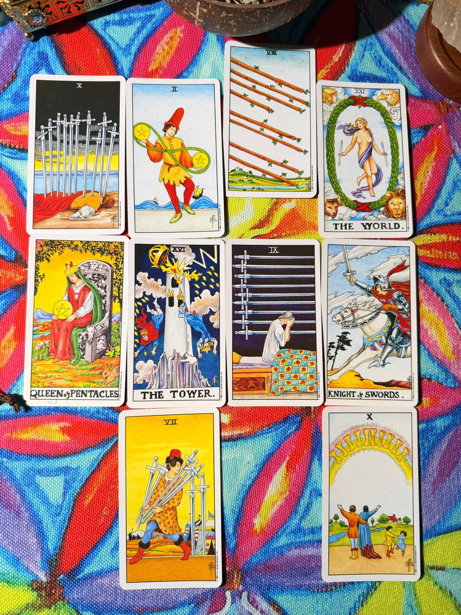 0xTarotPro's tweet photo. 太阳回归双子座｜双子本月整体运势 ♊️

太阳重回本命宫，双子座迎来专属主场月，整体运势机遇与压力并存。

双子本身思维活跃，容易接收新想法、结识新人收获资源，天生难做取舍。本月涌入的机会与想法更多，大多压力都来自难以抉择，陷入思绪内耗，容易迷茫无方向。

若能及时理清内心、果断做出选择，财运感情皆能顺势迎来好运；一味犹豫纠结，只会徒增精神内耗。

事业财运 💰

身边机遇增多，也会迎来新工作、副业等多种发展方向。很多想法看似可行，实际落地却阻碍重重，过往吃力不顺的事，不妨及时果断舍弃。双子擅长多线发展，但切勿分散精力，整合资源收拢重心，朝着同一方向稳步前行，财运事业才能稳步上升。

情感运势 🌹

有伴侣：本月容易放大对方缺点，对比他人心生落差，滋生不满情绪。多留意对方给予的正向陪伴与付出，看清彼此相处本质，不合适就及时沟通磨合，理性决定关系走向
单身：本月桃花运势不错，身边会出现不少异性选择，也会重新审视旧有暧昧关系。切记依照自身择偶标准理性考量，勿贪心周旋，慎重决定是否深入发展。

本月双子核心运势要点：机遇繁多，贵在取舍。分清主次坚定本心，稳住心神理清前路，便能稳稳接住所有好运。
#双子座  #Gemini #星座月运 #MonthlyHoroscope
