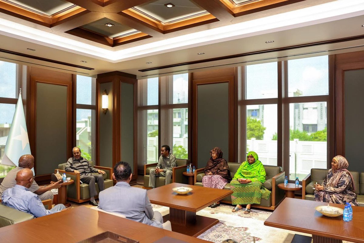 SONSA_NSA's tweet photo. #Mogadishu, 25 May 2026

Today, members of Somali civil society, led by the @SONSA_NSA Chairperson, @Osman_Moallim, held a meeting with the President of the Federal Republic of Somalia, H.E. @HassanSMohamud. 

The meeting between civil society members and the President focused on how to advance the outcomes of the National Civil Society Dialogue on Inclusive Governance and Political Settlement in Somalia, which was held in #Mogadishu from 03–05 May 2026.

The meeting discussed the political disagreement between the Government and the Somali Future Council, and the recommendations that emerged from the dialogue require further follow-up and implementation. We also discussed the role of civil society in seeking solutions to political disputes. The President of the Federal Republic of Somalia reaffirmed to civil society that it will play a significant role in efforts to overcome the current political disagreements.