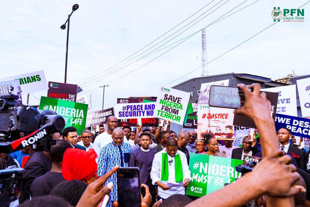TheMayorOfIfe's tweet photo. Pastor Yemi Davids, Apostle Iren, alongside the entire PFN in Lagos state, took to the streets to stand against insecurity in Nigeria.
A powerful and commendable move. 👏🇳🇬
#SayNoToInsecurity https://t.co/EoBeLYzgES