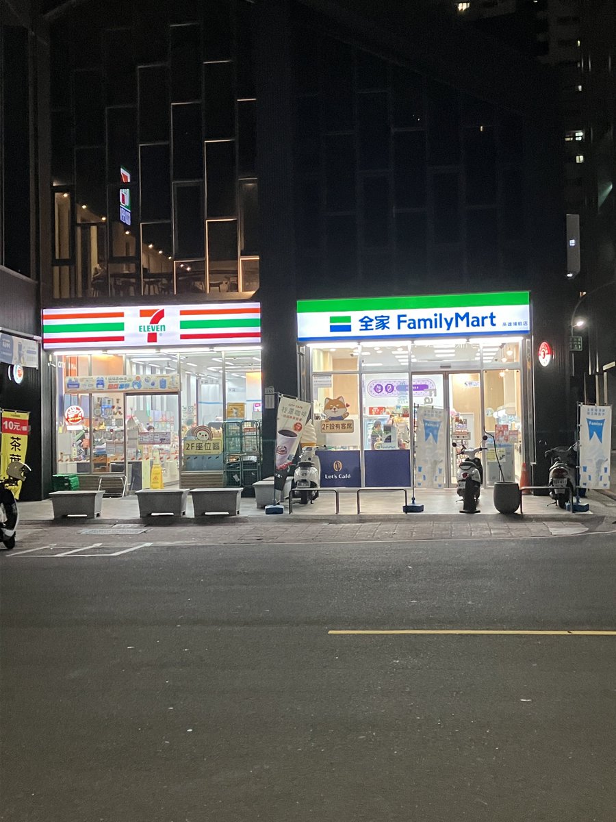 madao2422's tweet photo. 台湾には熾烈なセブンイレブンVSファミリーマートの争いがある模様 https://t.co/obkWd7hVSu