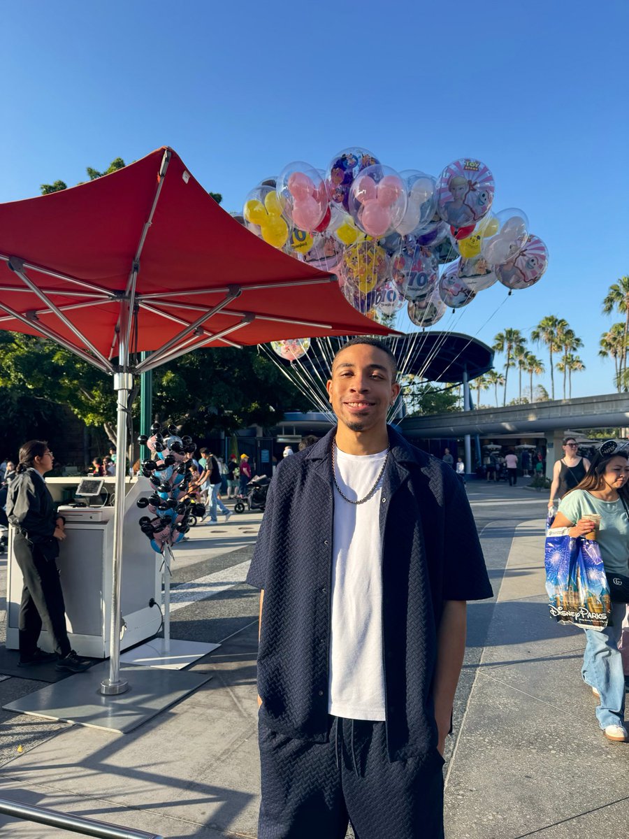 johnnyiloanusi's tweet photo. A lil snippet of our Disneyland Trip 🏰 https://t.co/eJuk8iWb23