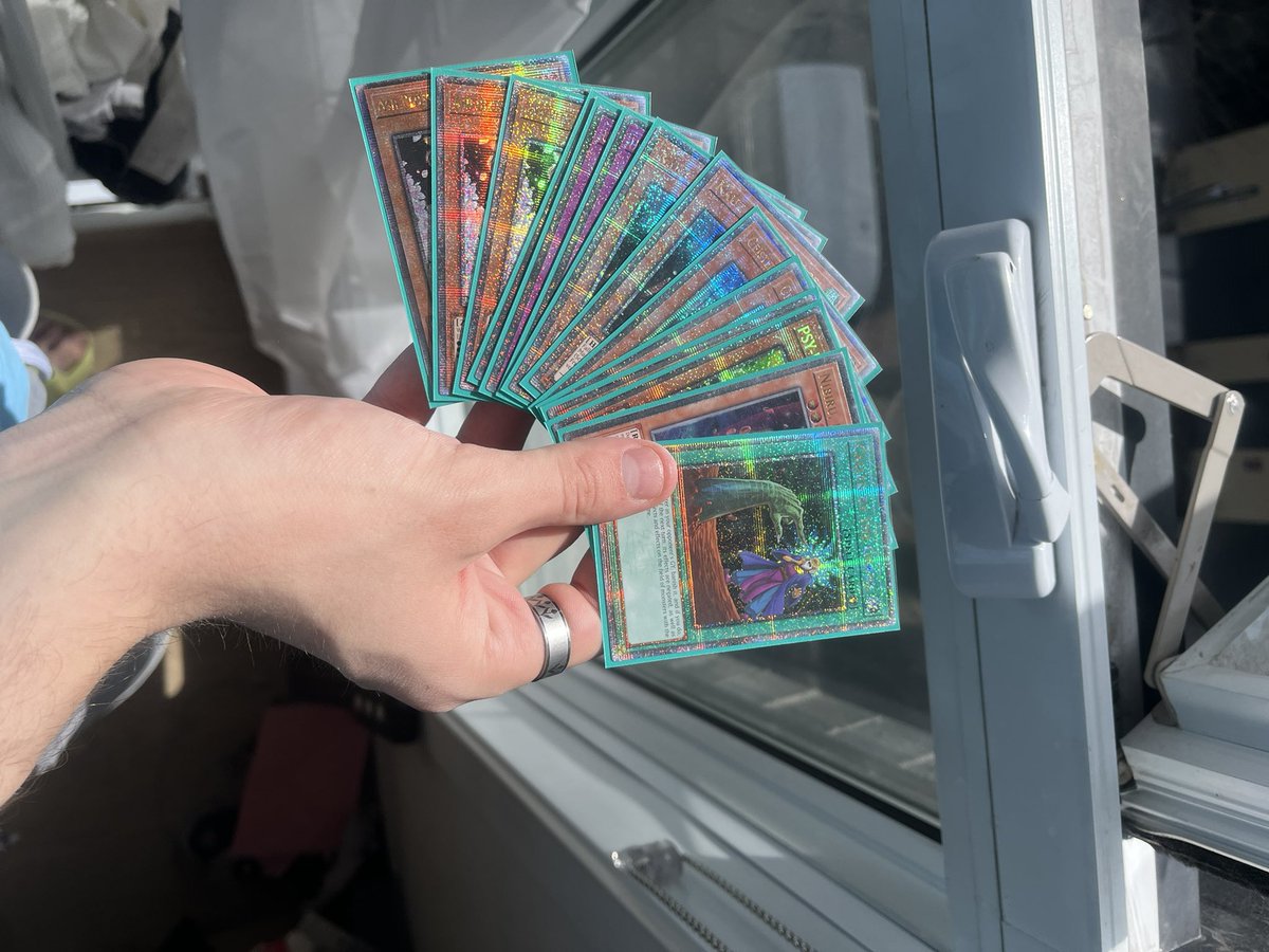 bluwuxd's tweet photo. Shiny cardboard dump #yugioh https://t.co/rxfO4WRgNw