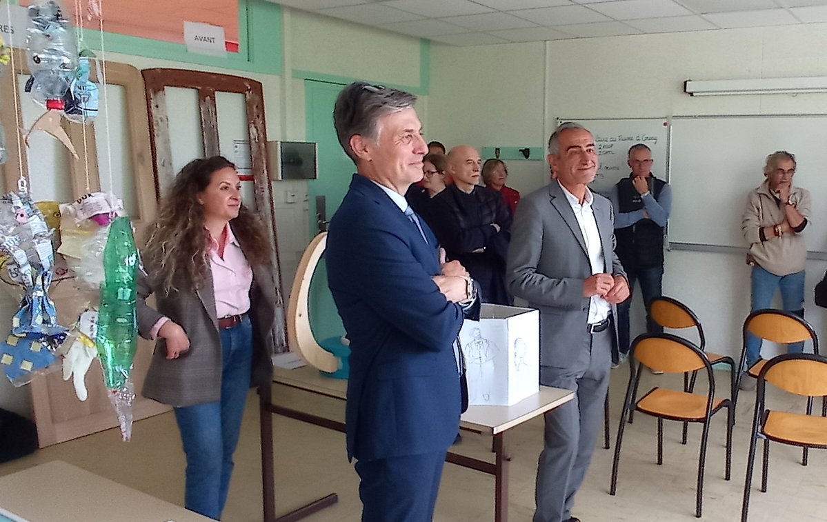 Dsden90's tweet photo. Fête de l'EAC au LP Jules Ferry de Delle en présence de @DaugeJacques IA-DASEN
Focus sur la "Classe culture au musée d'Orsay", les élèves de CM2 de l'école des Marronniers se sont essayés à reproduire les œuvres décrites dans les podcasts des lycéens
@acbesancon @NathalieAlber15 https://t.co/1s8YN75KuJ