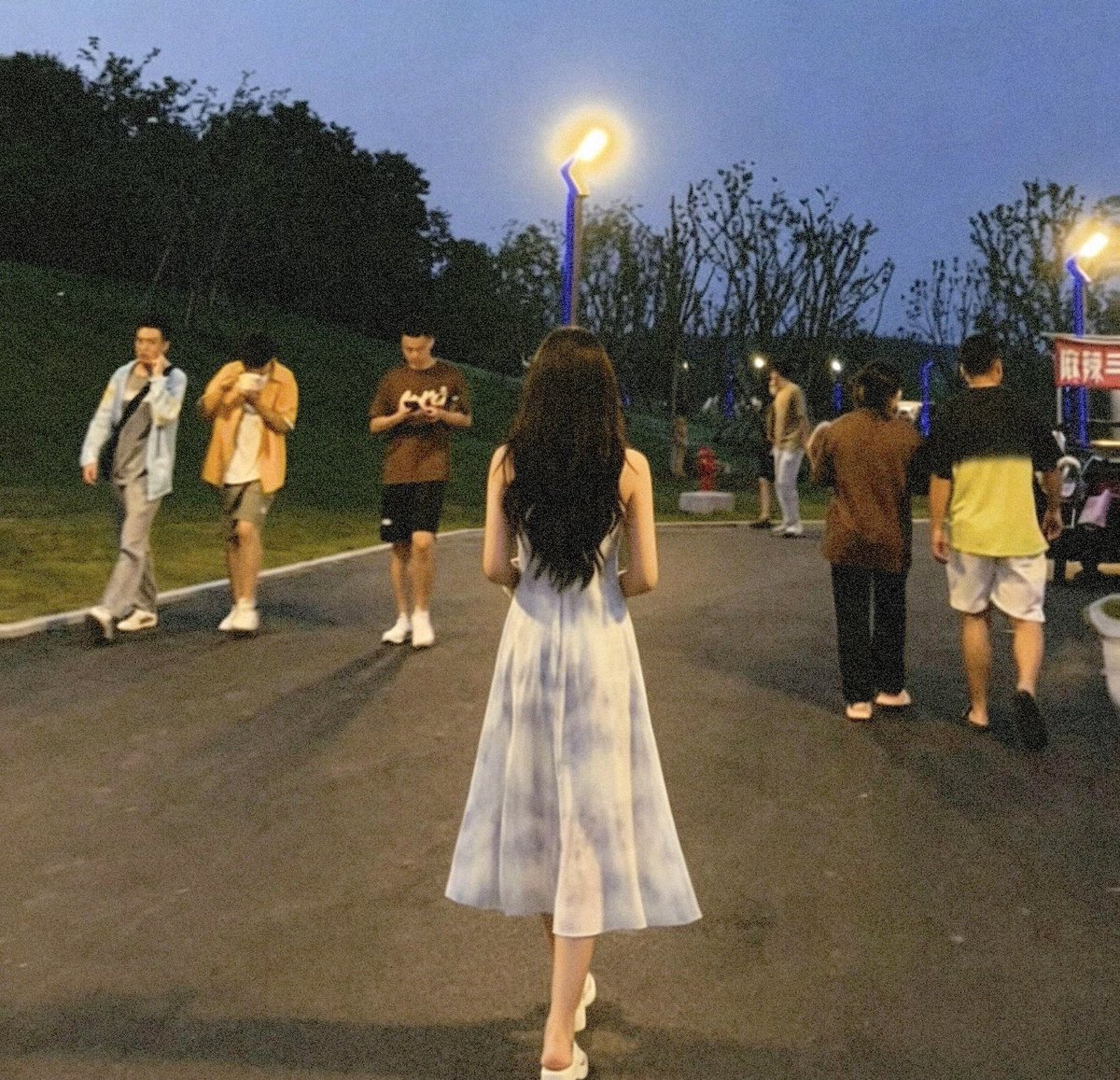 Deer_1028's tweet photo. 老阿姨晚上来学校附近溜达溜达，吸一吸男生荷尔蒙。。。突然就不想回家了。。😏 https://t.co/tTnLBCoPjQ