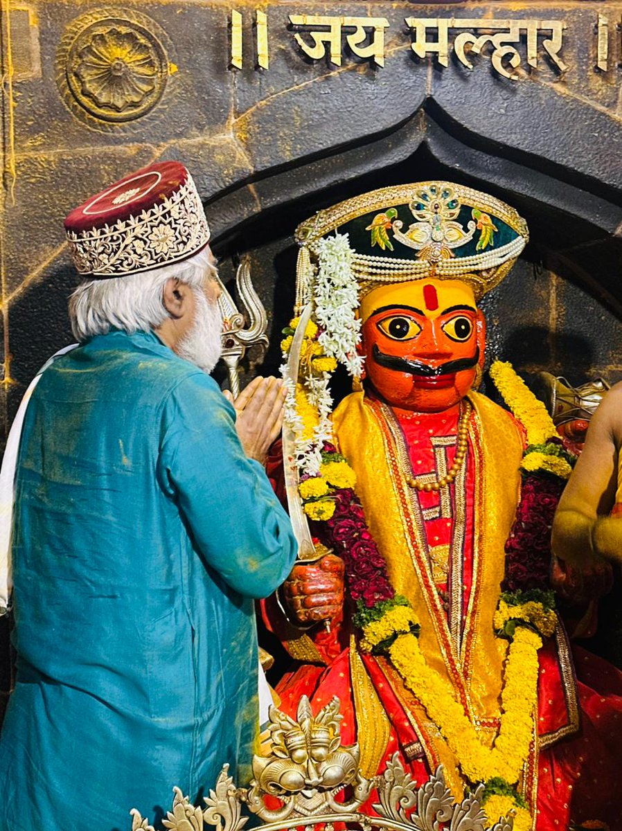 REACHPRAVIN's tweet photo. Sampradayik Ravivar Bhajanwas performed during Jejuri Visit in the Martand Bhairav Temple. #JayGuruManik https://t.co/hH5YSdbhML