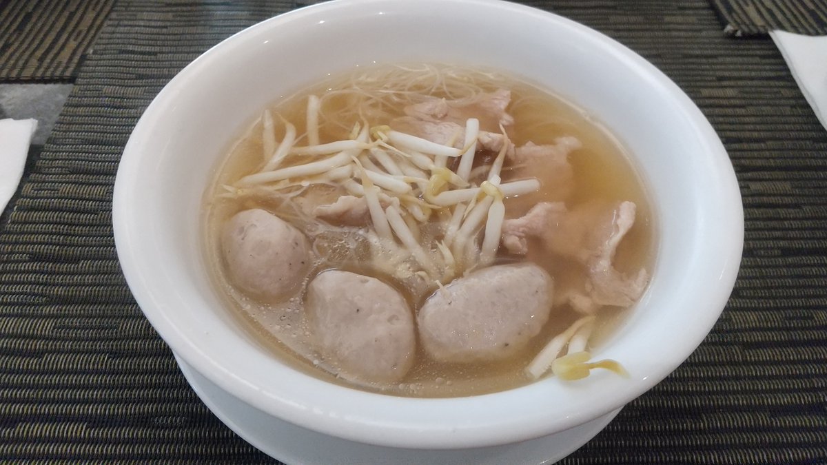 peepii8's tweet photo. センチュリーパークホテルの朝食で食べたお米の麺
具材は日替わり。写真の麺が一番好きだった。

#bangkok https://t.co/8optDO93nU