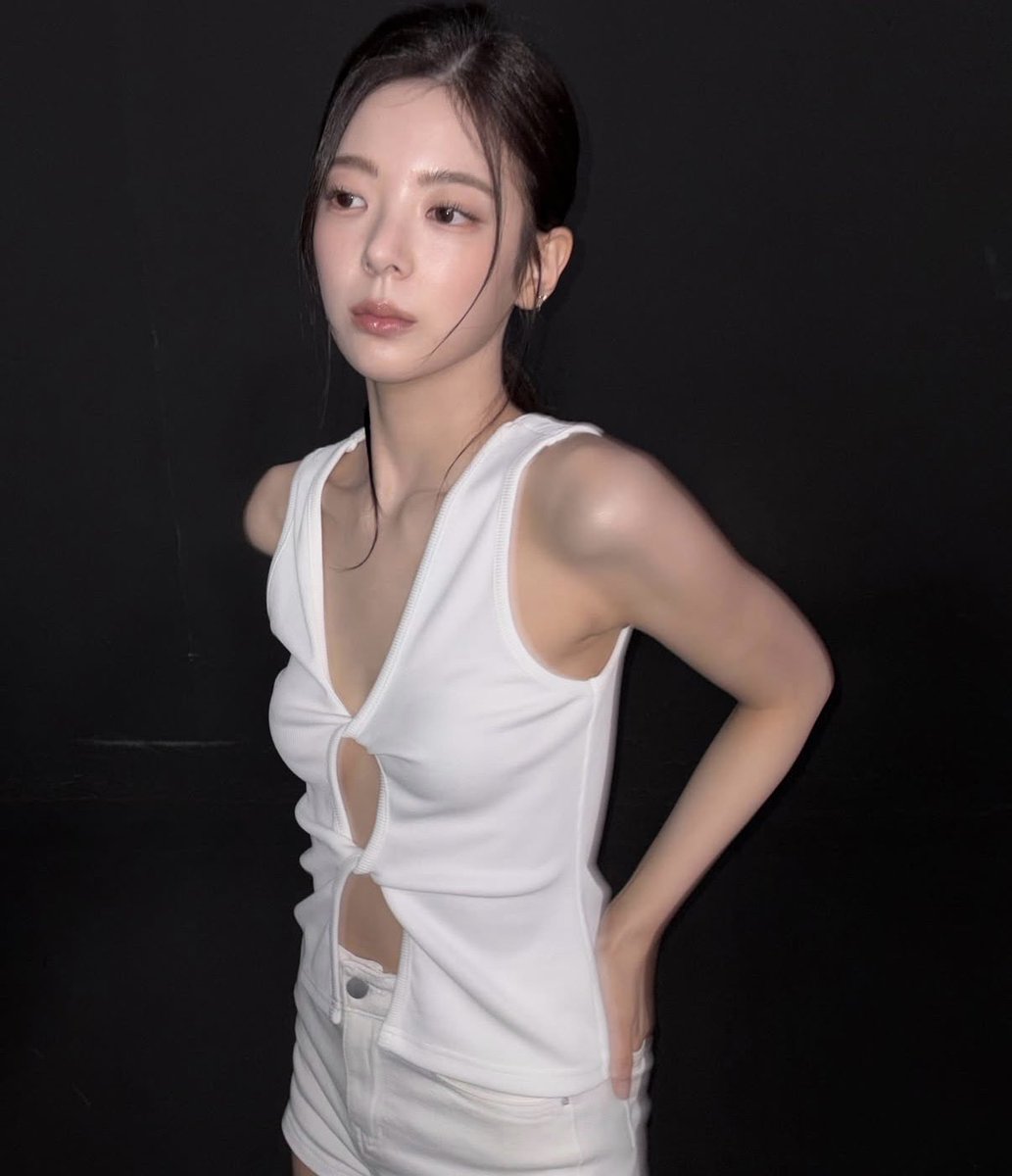 77midzy's tweet photo. キューピーちゃん体型のわたしにこのボディになる方法を教えてケロ　#ITZY #LIA https://t.co/bpeOzPAxL5