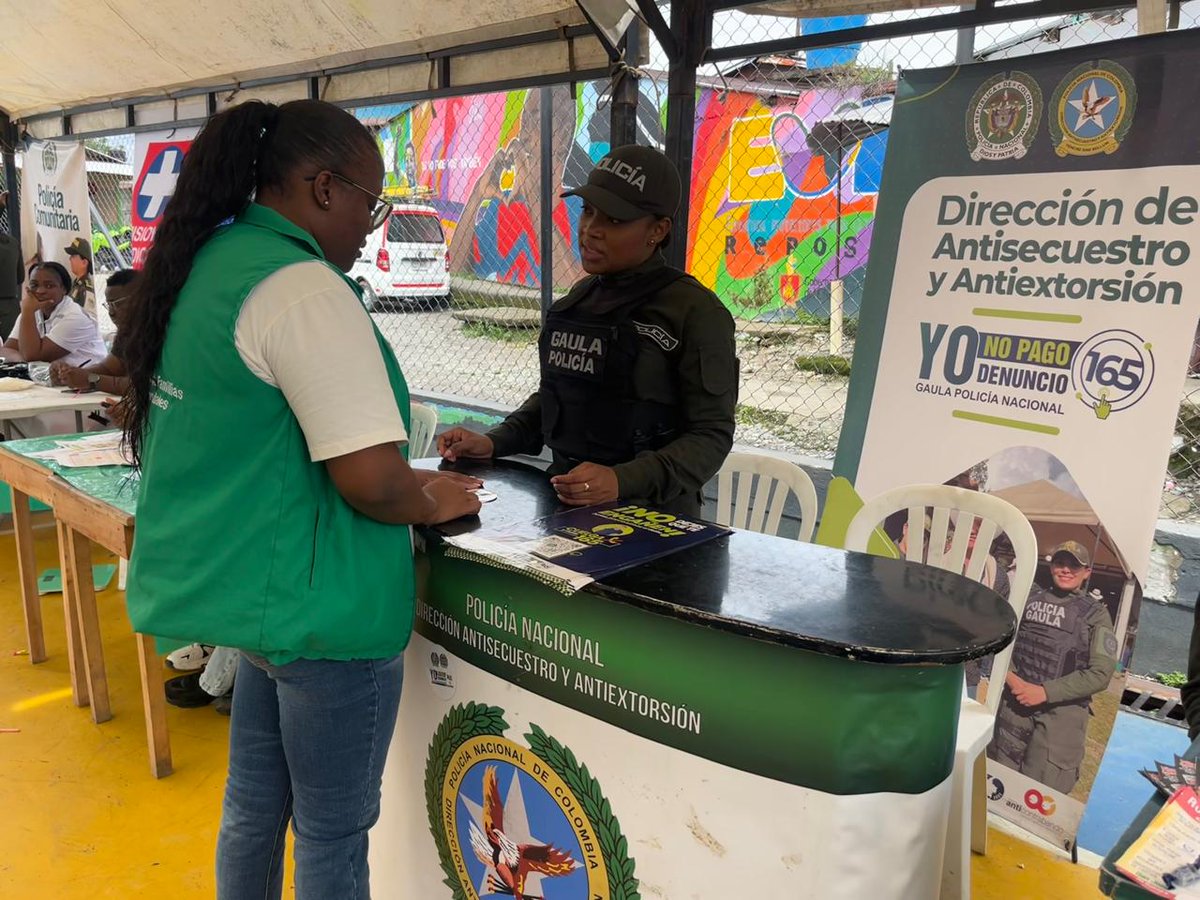 PoliciaChoco's tweet photo. En Quibdó, el  @GaulaPolicia
en articulación con  diferentes especialidades de @PoliciaColombia
participó en la Feria de Oportunidades realizada en el barrio Reposo, fortaleciendo acciones de prevención frente al secuestro y la extorsión.  #YoNoPagoYoDenuncio https://t.co/KYp7rbMErg