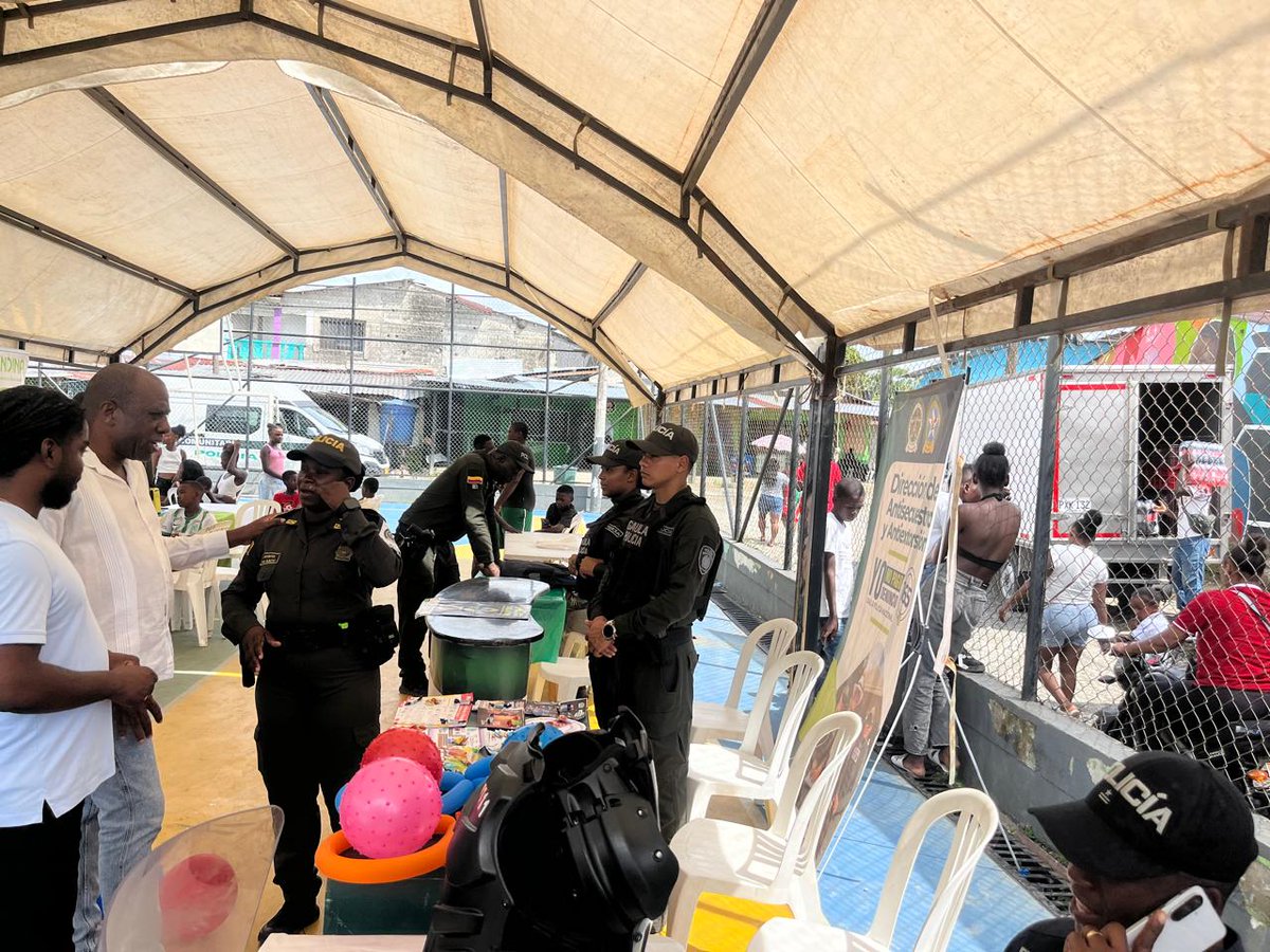 PoliciaChoco's tweet photo. En Quibdó, el  @GaulaPolicia
en articulación con  diferentes especialidades de @PoliciaColombia
participó en la Feria de Oportunidades realizada en el barrio Reposo, fortaleciendo acciones de prevención frente al secuestro y la extorsión.  #YoNoPagoYoDenuncio https://t.co/KYp7rbMErg