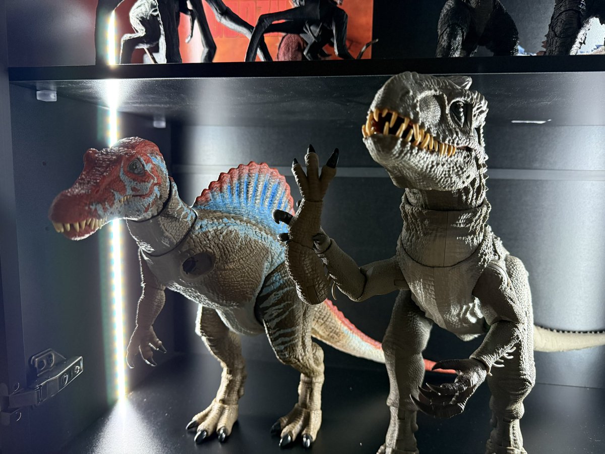 PacificGoji1994's tweet photo. @Krusty935 Yeah I know she’s not accurate and has bad QC (luckily my copy was okay) but she’s really fun to pose. My Scorpio from Walmart isn’t scheduled until July how did you get yours so early? https://t.co/JEcKUdduY2