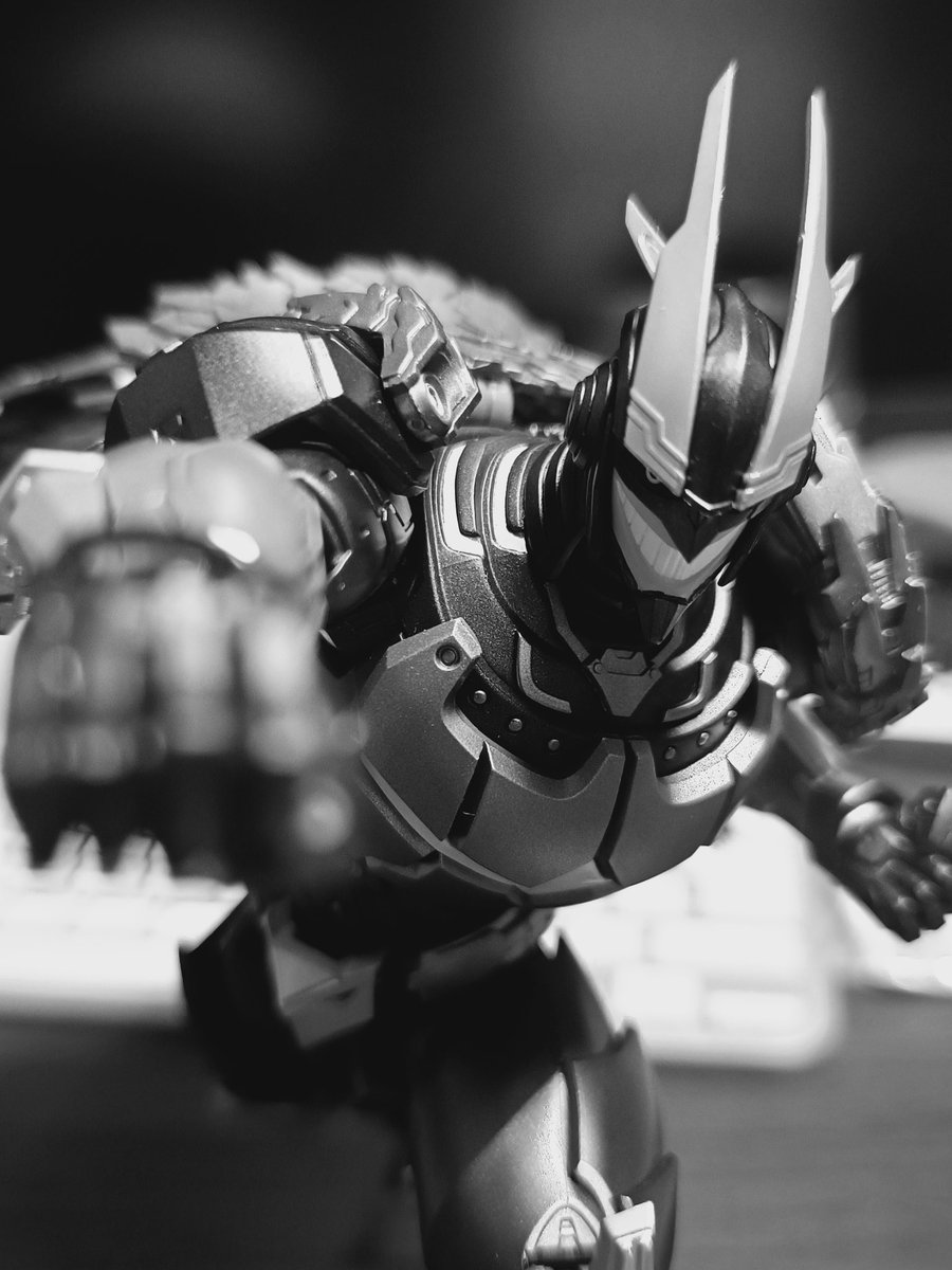 sawmcu003's tweet photo. 今更ながらフィギュアーツのアーマードオールマイトで遊んでるけど、ゴツくて動かしやすくて楽しい✨

ぜひオプションパーツを！ https://t.co/5VSIay2iPg