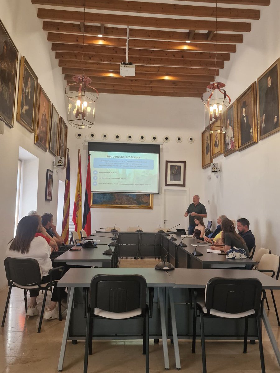 cotambiental's tweet photo. La setmana passada estiguerem a l'illa de Mallorca per a presentar públicament el Pla d'Emergències Municipal (PEMU) de Pollença i constituir el CECOPAL per a implantar l'operatiu de gestió i coordinació.

#pollença #emergencies #mallorca https://t.co/w5ShXnKWDe