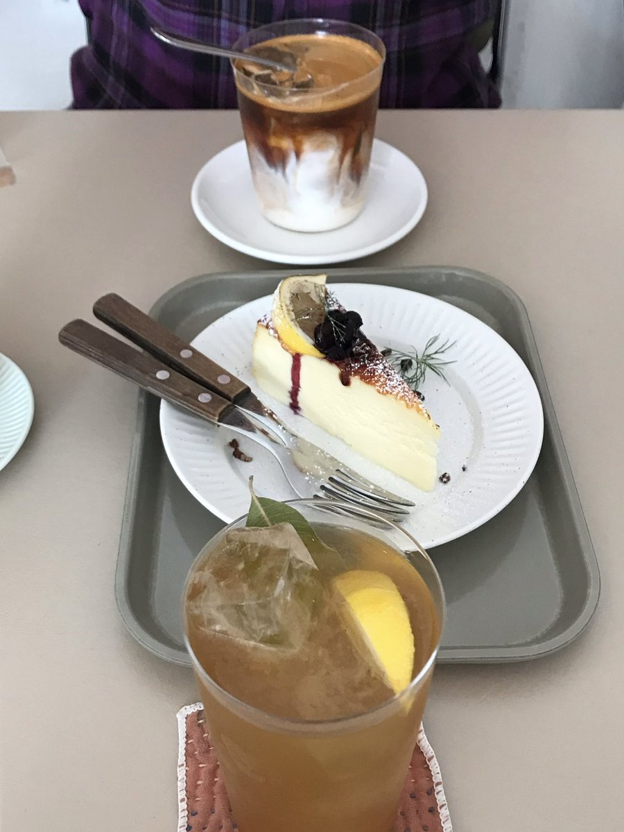 qaranv's tweet photo. 📍 전주 슬로우타운

치즈케이크 표면이 브륄레라서 엄청 맛있음🤤
블루베리 콩포트가 맛있고 커피가 맛있어요 https://t.co/tsD4aDRvCA