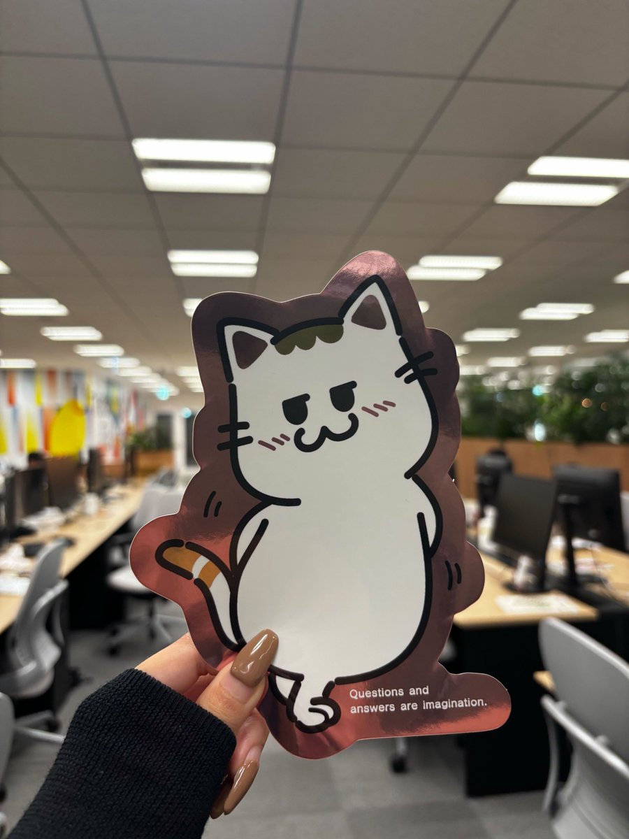 mond_how's tweet photo. じつは、運営に会わないと手に入らないモンドねこ(にゃんど)の特大ステッカーがあるらしい。。！ https://t.co/Yx8eLFF6Tc
