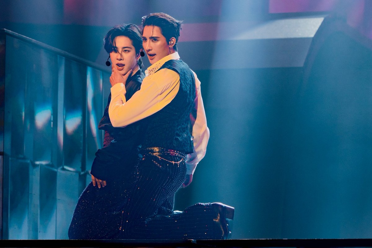 Hello_asian's tweet photo. จากนั้นส่งต่อเวทีให้กับ “เอิร์ท-มิกซ์” มาพร้อมกับเพลงฟังง่าย ความหมายดี  “องศาเดียว” ก่อนจะเปลี่ยนโหมดอารมณ์เพิ่มองศาเดือดด้วยเพลง “BANANA” 
#เอิร์ทมิกซ์ #EarthMix 
#EarthPirapat #mixxiw
#LOLFanFest2026D1
#LOLFanFest2026D2
#LOLFanFest2026D3 https://t.co/nGzyFdPfQS