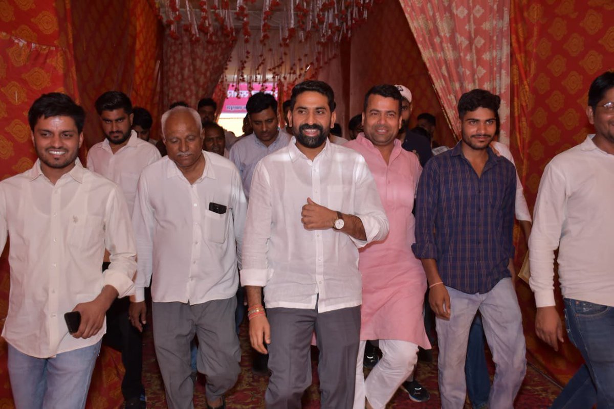 ManishYadavIn's tweet photo. उनकी सफलता यह संदेश देती है कि कठिन परिश्रम, अनुशासन और शिक्षा के माध्यम से हर लक्ष्य प्राप्त किया जा सकता है।

कार्यक्रम में विद्यार्थियों, अभिभावकों एवं क्षेत्रवासियों का उत्साह, सहभागिता और स्नेह अत्यंत अभिभूत करने वाला रहा।…/2 https://t.co/8LTdlZKWQs