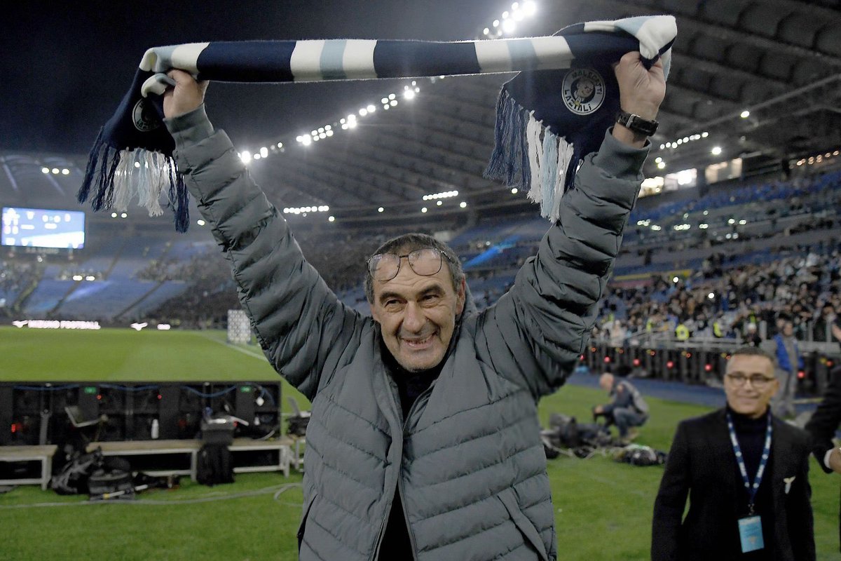 BrigataLazio's tweet photo. Grazie Mister, per esserti fatto invadere dalla Lazialità.

Hai sempre avuto un profondo rispetto per i Laziali e per la Nostra Storia. Ti sei sempre schierato in prima linea per difendere il tuo Popolo, mettendoci la faccia contro il male che affligge la #Lazio da 22 anni.

Grazie per non aver mai detto "sissignore", per non essere mai sceso a compromessi, per esserti comportato da Laziale.

Grazie per essere rimasto sulla barca anche nella tempesta, senza mai fare un passo indietro. Rispetto eterno per l'Uomo.

Sarai per sempre uno di Noi, Comandante! 🩵🚬

MAURIZIO SARRI LA LA LA LA LA LA 🎶

#sarri #lotito #gattuso