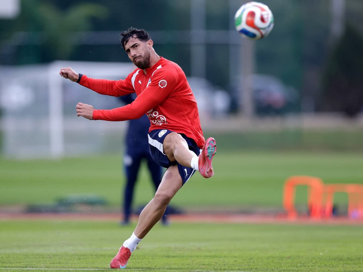 agusaldazz's tweet photo. 🇵🇾 Gabriel Ávalos ya se entrena con la Selección de Paraguay @Albirroja en la preparación para ir al Mundial. Todavía queda esperar que Gustavo Alfaro dé la lista definitiva para saber si el delantero de #Independiente juega la copa. https://t.co/noNnI2lAcw