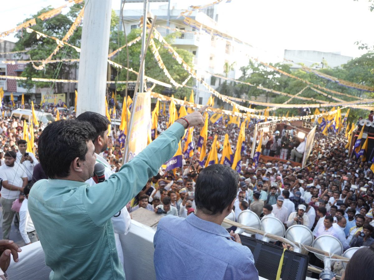 AAPGujarat's tweet photo. આભાર નર્મદા 🙏

નર્મદા જિલ્લા પંચાયતમાં AAP ની સરકાર બની અને પ્રથમ વખત જિલ્લા પંચાયત પ્રમુખ અને ઉપપ્રમુખ આમ આદમી પાર્ટીના બન્યા એની ખુશીમાં અને જનતાનો આભાર માનવા AAP રાષ્ટ્રીય સંયોજક શ્રી @ArvindKejriwal ની ઉપસ્થિતિમાં રાજપીપળા ખાતે ભવ્ય રોડ શો યોજાયો. https://t.co/RjFmUXUwI6