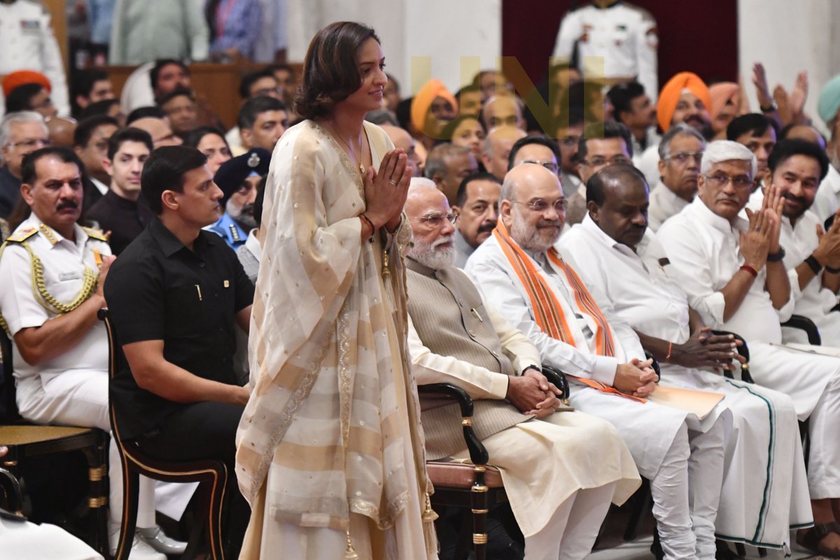 UNI_Photos's tweet photo. In Photos | President Droupadi Murmu conferred the Padma Shri upon Indian women's cricket team captain Harmanpreet Kaur at Rashtrapati Bhavan in Delhi.

📸: Prem Singh / UNI

@rashtrapatibhvn | #DroupadiMurmu  | #HarmanpreetKaur | #PadmaShri | #RashtrapatiBhavan | #IndianCricket | #TeamIndia | #CricketIndia | #Delhi | #UNI