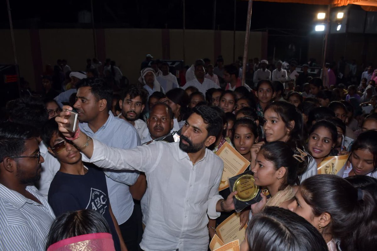 ManishYadavIn's tweet photo. पूर्ण विश्वास है कि आप सभी अपनी प्रतिभा, मेहनत और संस्कारों से समाज, क्षेत्र एवं देश का नाम निरंतर रोशन करेंगे।

कार्यक्रम में पधारे सभी सम्मानित अतिथियों, अभिभावकों एवं क्षेत्रवासियों का हृदय से आभार एवं धन्यवाद।../4 https://t.co/g5sXxU77GZ