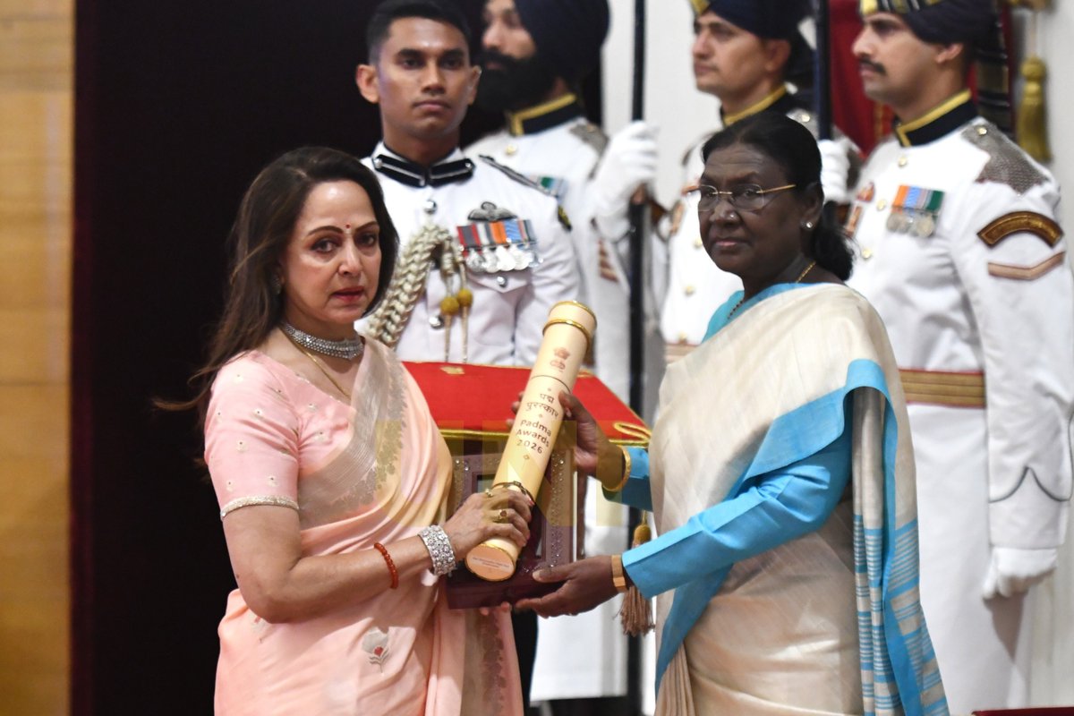 UNI_Photos's tweet photo. In Photos | President Droupadi Murmu conferred the Padma Vibhushan to veteran actor Dharmendra posthumously, received by BJP MP Hema Malini on his behalf, at Rashtrapati Bhavan in Delhi.

📸: Prem Singh / UNI

@rashtrapatibhvn | @dreamgirlhema | #Dharmendra | #HemaMalini | #PadmaVibhushan | #PresidentDroupadiMurmu | #RashtrapatiBhavan | #Bollywood | #IndianCinema | #PadmaAwards | #Delhi | #BJP | #UNI