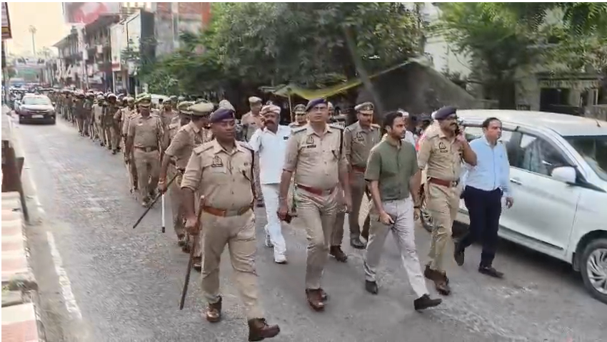 bstvlive's tweet photo. देवरिया

➡DM और SP ने किया शहर में पैदल गश्त
➡व्यापारियों और आमजन से किया संवाद

#Deoria #PoliceMarch #UttarPradesh @DeoriaPolice @dmdeoria https://t.co/3p6wDNplBO