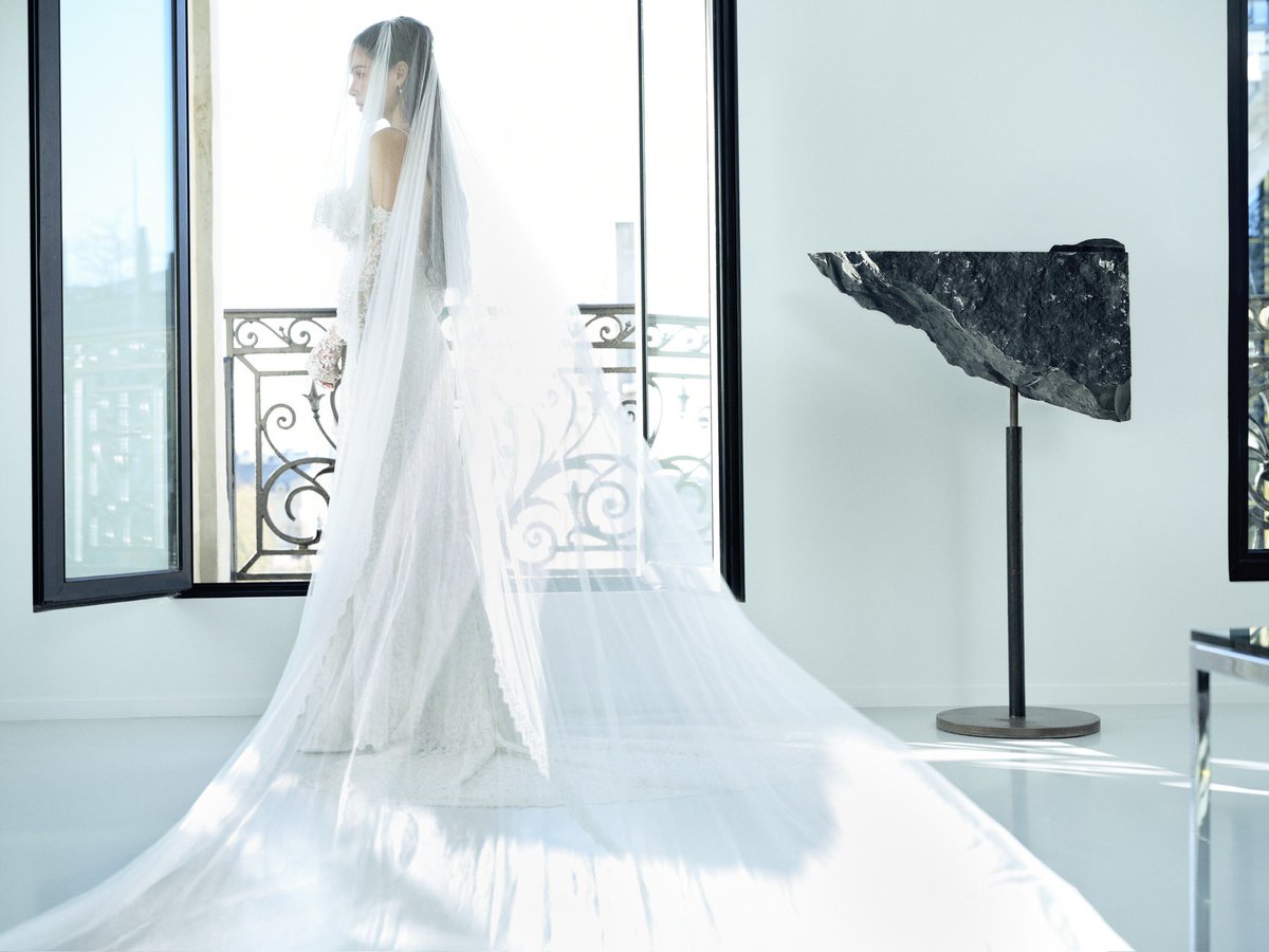 VogueThailand's tweet photo. #VogueReports เปิดภาพของ ‘ญาญ่า-อุรัสยา’ เฮาส์แอมบาสเดอร์ในชุดเจ้าสาวลูกไม้สั่งตัดพิเศษจาก Louis Vuitton @LouisVuitton เคียงข้างด้วย ‘Nicolas Ghesquière’ ผู้อำนวยการสร้างสรรค์และผู้อยู่เบื้องหลังชุดอันสง่างามสำหรับพิธีแต่งงาน ณ ประเทศนอร์เวย์ โดยผลงานการสร้างสรรค์สุดพิเศษนี้สะท้อนถึงความสง่างามแบบเฟมินีน งานฝีมืออันประณีต และความสัมพันธ์อันยาวนานระหว่างญาญ่าและเมซง #LouisVuitton #NYเขยนอร์เวย์สะใภ้ขอนแก่น #ณเดชน์ญาญ่า

ภาพ: Courtesy of Louis Vuitton Thailand