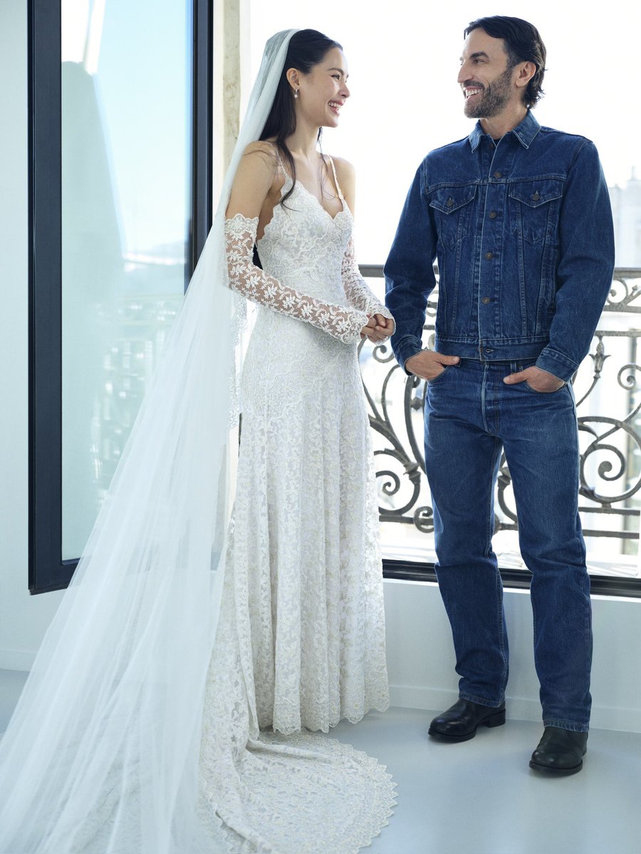 VogueThailand's tweet photo. #VogueReports เปิดภาพของ ‘ญาญ่า-อุรัสยา’ เฮาส์แอมบาสเดอร์ในชุดเจ้าสาวลูกไม้สั่งตัดพิเศษจาก Louis Vuitton @LouisVuitton เคียงข้างด้วย ‘Nicolas Ghesquière’ ผู้อำนวยการสร้างสรรค์และผู้อยู่เบื้องหลังชุดอันสง่างามสำหรับพิธีแต่งงาน ณ ประเทศนอร์เวย์ โดยผลงานการสร้างสรรค์สุดพิเศษนี้สะท้อนถึงความสง่างามแบบเฟมินีน งานฝีมืออันประณีต และความสัมพันธ์อันยาวนานระหว่างญาญ่าและเมซง #LouisVuitton #NYเขยนอร์เวย์สะใภ้ขอนแก่น #ณเดชน์ญาญ่า

ภาพ: Courtesy of Louis Vuitton Thailand