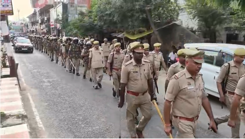 bstvlive's tweet photo. देवरिया

➡DM और SP ने किया शहर में पैदल गश्त
➡व्यापारियों और आमजन से किया संवाद

#Deoria #PoliceMarch #UttarPradesh @DeoriaPolice @dmdeoria https://t.co/3p6wDNplBO