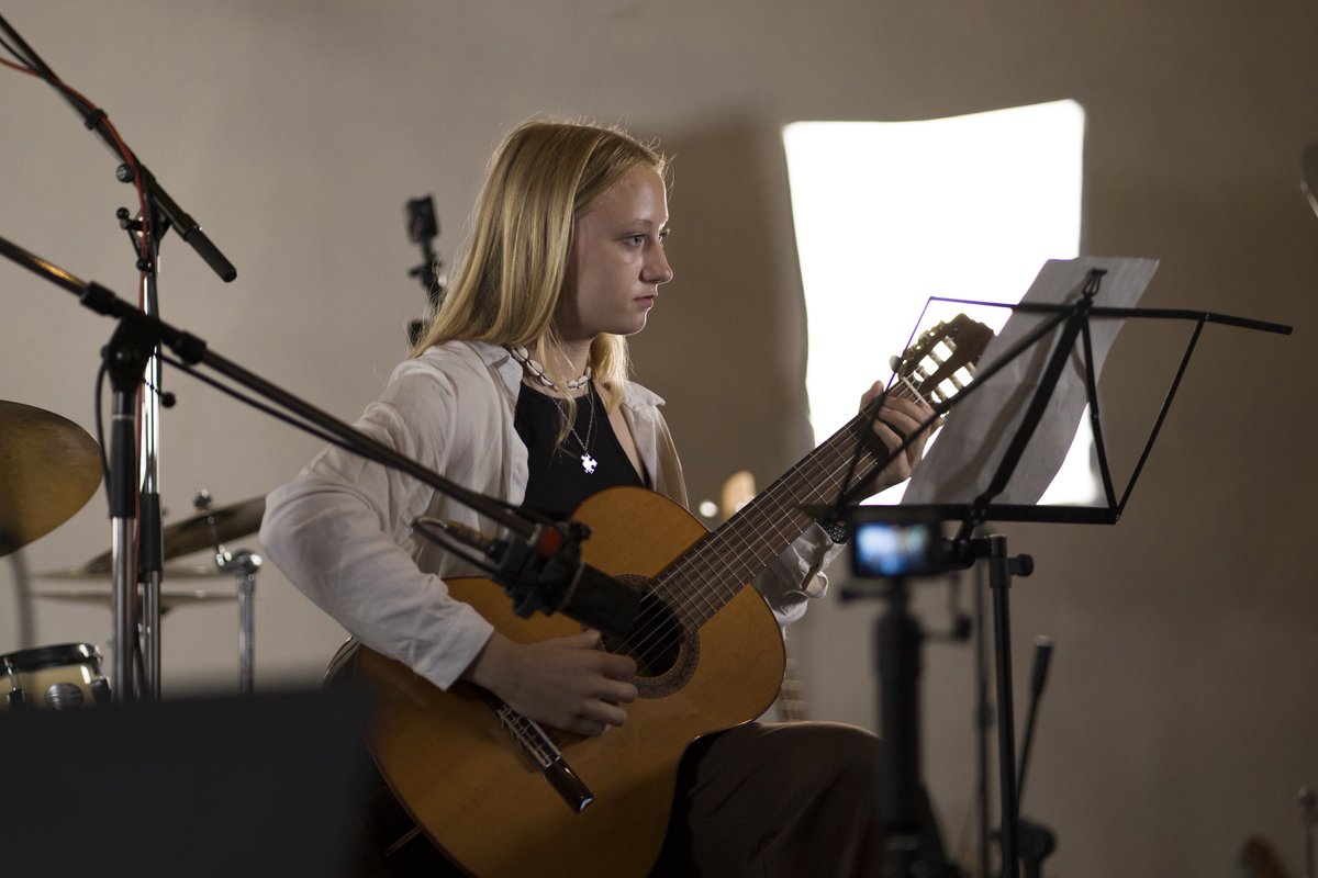 ZUSHARMONIE's tweet photo. Kristýna Švastová | Chocolate Fish Blues Etude No.1 (Don King Heitor Villa-Lobos)

🎦 Celou verzi najdete na YouTube zde: https://t.co/WGB4R10GSF
➡️ Živě z Hudebního podvečeru na usedlosti Kotlářka 15.6.2023

🎼 WEB OBORU https://t.co/nKKvMyATqh https://t.co/T8u8oyLSOP