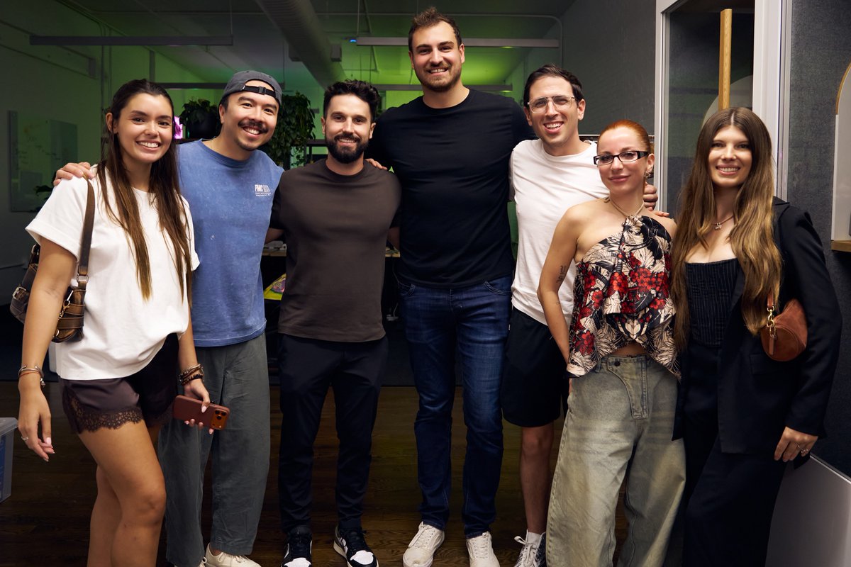_thebestevent's tweet photo. We were in NYC for meetings post-Consensus and the city had other plans.
Ended up hosting a meetup with the @AptosLabs team and it turned into one of those nights.

A few photos from the room 👇 https://t.co/B7wbcRNC8k