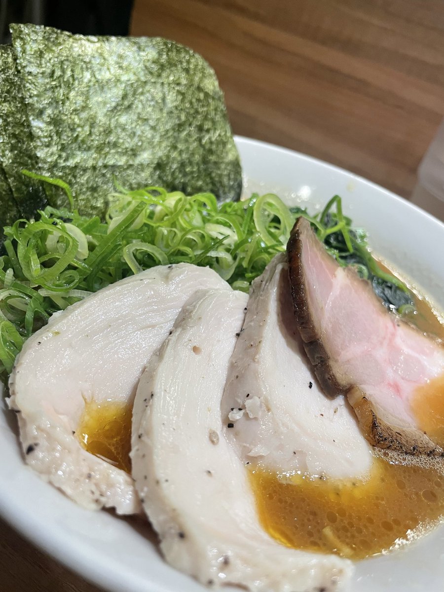 booooonR's tweet photo. HANAREの鶏チャとネギのハーモニー♫
旨いなあ😋
ねぎは美しい、、。
お心遣いありがとうございました♪
今日も美味しかった😊 https://t.co/20idPTiDS4