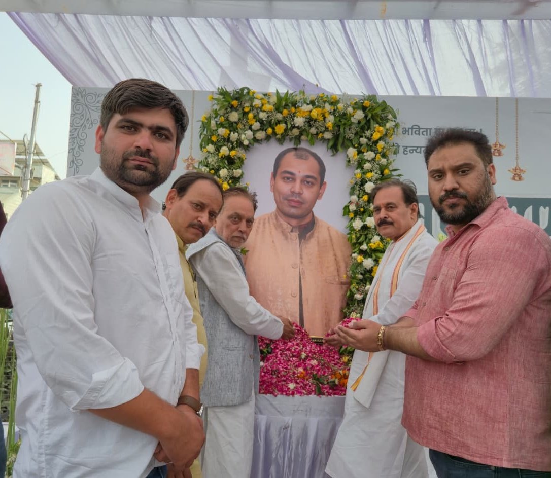 RldAman's tweet photo. आज पूर्व मुख्यमंत्री स्व. मुलायम सिंह यादव जी के पुत्र स्वर्गीय प्रतीक यादव जी की तेरहवीं में पहुंचकर उन्हें भावपूर्ण श्रद्धांजलि अर्पित की।
ईश्वर दिवंगत आत्मा को अपने श्रीचरणों में स्थान दें एवं शोकाकुल परिवार को इस अपार दुःख को सहने की शक्ति प्रदान करें।
@RLDparty https://t.co/yWD15yDLca