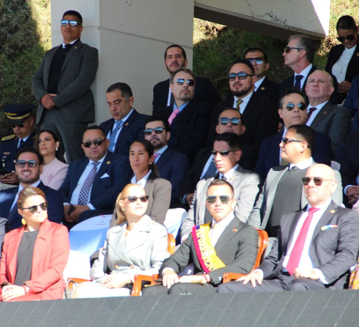 Competencia_Ec's tweet photo. Nuestro superintendente, Hans Ehmig Dillon, acompañó al señor presidente, Daniel Noboa Azín, en la ceremonia militar por el CCIV aniversario de la Batalla de Pichincha y el Día de las Fuerzas Armadas. 🇪🇨

En la #SCE reafirmamos nuestro compromiso con el bienestar de las familias ecuatorianas, honrando el legado de nuestros héroes por la libertad del Ecuador.